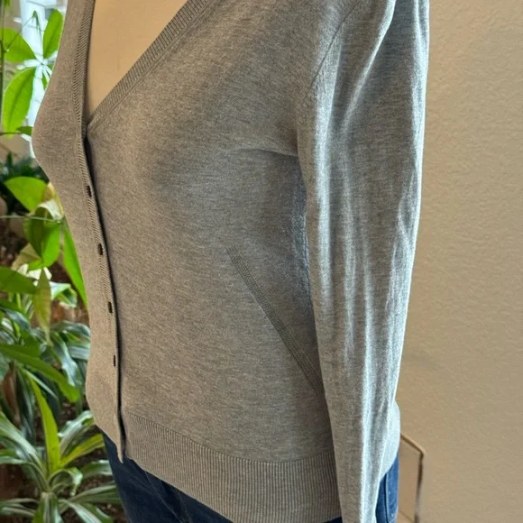 BANANA REPUBLIC GRAY CARDIGAN… SIZE SMALL.. GENTLY USED - Picture 6 of 8